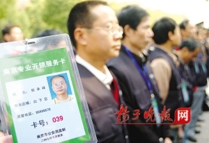 “开锁时连警察都要回避” 法律盲区还是行业惯例？